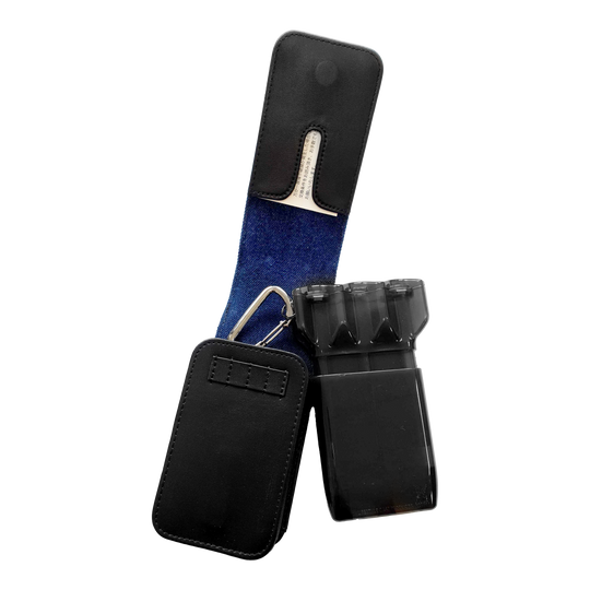 Pouzdro na šipky Cameo Acento Denim Auf dem Bild ist ein schwarzes Dart-Etui mit blauem Innenfutter zu sehen. Das Etui ist geöffnet und zeigt einen darin befindlichen schwarzen Behälter für Darts.