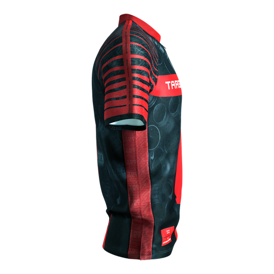 Tričko Target Coolplay Stephen Bunting 2025 s motivem šipky Das Bild zeigt das "Target Coolplay Stephen Bunting 2025 Dartshirt" aus seitlicher Perspektive. Das Shirt ist überwiegend schwarz mit auffälligen roten Streifen und Mustern.