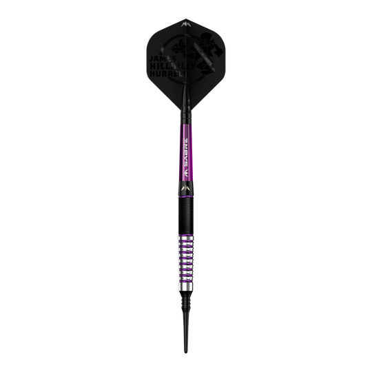 Das Bild zeigt einen Softdart namens "Mission James Hurrell Hillbilly Black Purple" mit einem Gewicht von 18g. Der Dart ist überwiegend schwarz und lila gefärbt und trägt den Namen des Spielers auf der Flights.