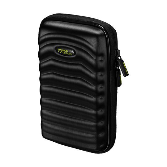 8331_Winmau_MvG_Tour_Edition_Dartcase_1 Das Bild zeigt das Produkt "Winmau MvG Tour Edition Dartcase". Das Etui ist schwarz, hat eine strukturierte Oberfläche und einen Reißverschluss.