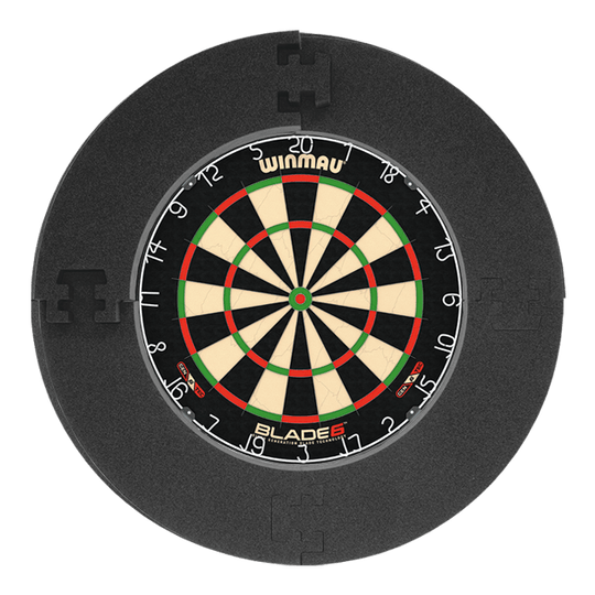 Sada šipek Winmau Blade 6 s 12 ocelovými šipkami McDart a pojistným kroužkem. Das Bild zeigt das Winmau Blade 6 Bundle mit 12 McDart Steeldarts und einem schwarzen Catchring. Es handelt sich um ein Set für Dartspieler.