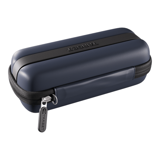 Pouzdro na šipky Target BOA Das Foto zeigt ein Target BOA Dartcase in Navy und Dunkelgrau. Es schützt und organisiert Dartpfeile und Zubehör.
