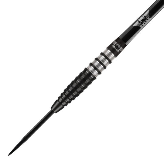 Šipky Bulls NL Lightning černé ocelové Das Bild zeigt einen schwarzen Steeldart der Marke Bulls NL mit gerilltem Griff. Die Spitze und der Schaft sind ebenfalls schwarz, und das Bulls-Logo ist auf dem Schaft zu sehen.