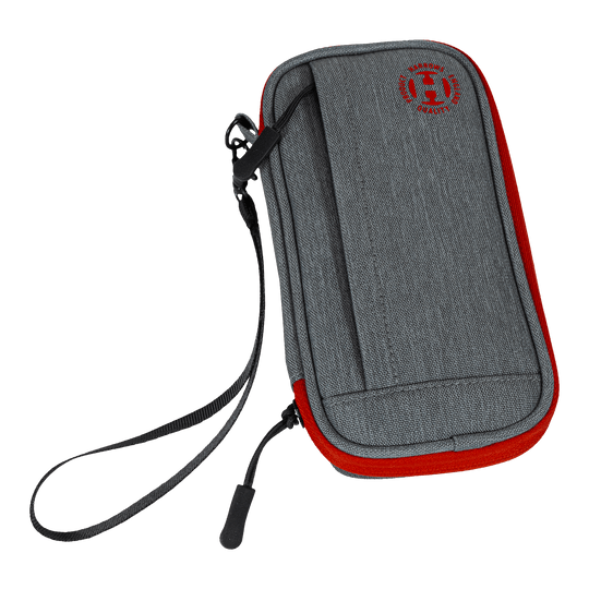 Harrows Smart Case Dartwallet Das Bild zeigt ein graues Dart-Etui mit roten Akzenten und einer schwarzen Handschlaufe. Auf der Vorderseite befindet sich ein rundes Logo in Rot.