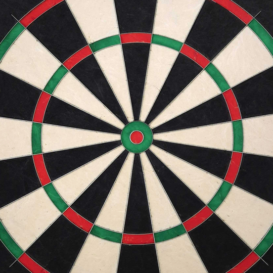 Ocelový terč Mission Samurai Infinity Das Bild zeigt das Produkt "Mission Samurai Infinity Steeldartboard". Die Dartscheibe hat ein klassisches Design mit schwarzen, weißen, roten und grünen Segmenten.