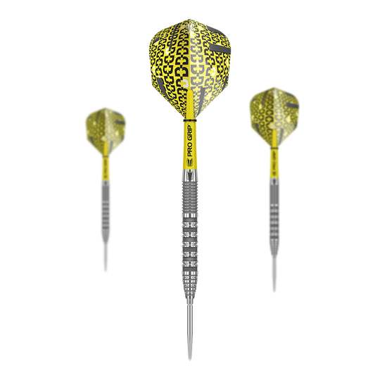 Ocelové šipky Target Bolide 01 Swiss Point Das Bild zeigt drei Target Bolide 01 Swiss Point Steeldarts mit gelben Flights und silbernen Spitzen. Die Darts haben einen auffälligen, schwarz-gelben Aufdruck und einen silbernen, geriffelten Schaft.