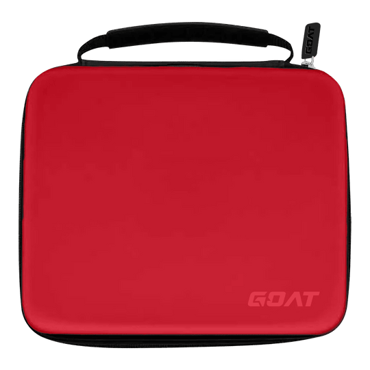Peněženka GOAT Locker XXL Dart Das Bild zeigt ein rotes Etui mit schwarzem Griff und Reißverschluss. In der unteren rechten Ecke steht das Wort „GOAT“.