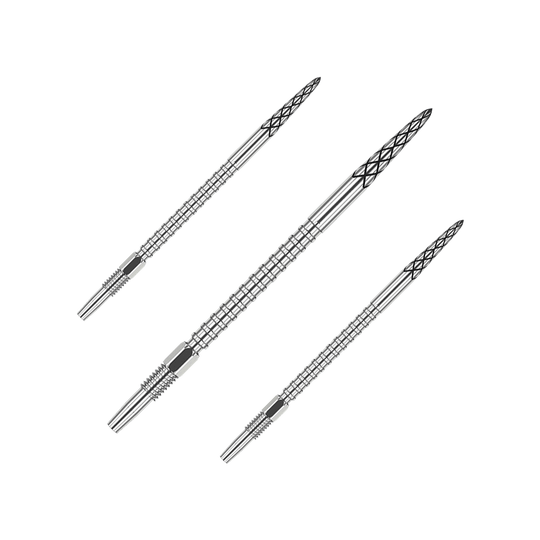 Auf dem Bild sind drei silberne Dartspitzen mit feinen Rillen und einem Rautenmuster an der Spitze zu sehen. Sie sind sauber nebeneinander angeordnet und haben ein schlankes, metallisches Design.
