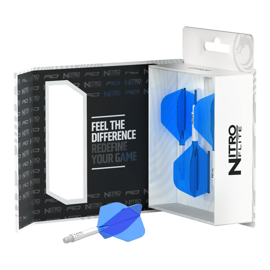 Red Dragon Nitroplite - White Shaft Blue No2 Flights Das Bild zeigt die Verpackung des Produkts "Red Dragon Nitroflite - White Shaft Blue No2 Flights". In der Verpackung sind drei Darts mit weißen Schäften und blauen Flights zu sehen.
