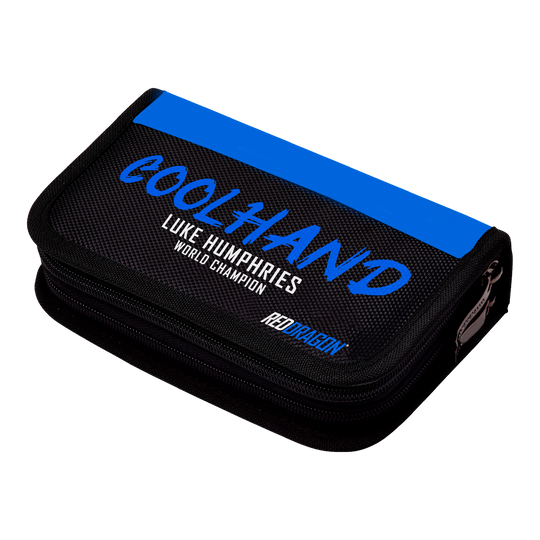 Peněženka na šipky Firestone 2 od Red Dragon Luke Humphries World Champion Das Bild zeigt das "Red Dragon Luke Humphries World Champion Firestone 2 Dartwallet". Das Dartwallet ist schwarz mit einem blauen Streifen und der Aufschrift "COOL HAND" sowie dem Namen "Luke Humphries World Champion".