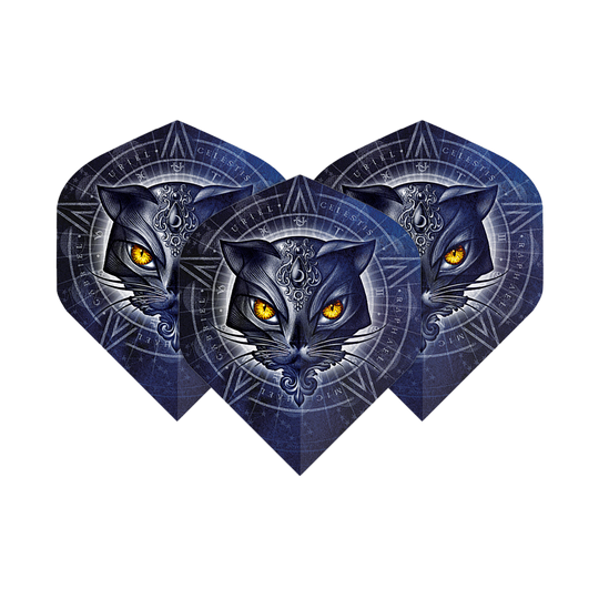 Das Bild zeigt drei Dart-Flights mit einem mystischen Katzenkopf-Design und leuchtend gelben Augen. Im Hintergrund sind geometrische Muster und kreisförmige Symbole zu sehen.