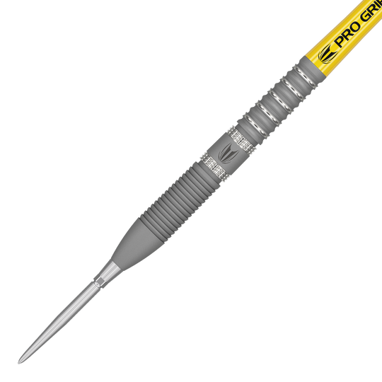 Ocelové šipky Target Gabriel Clemens GEN2 Swiss Point Das Bild zeigt den Target Gabriel Clemens GEN2 Swiss Point Steeldart. Der Dartpfeil hat eine silberne Spitze, einen geriffelten Griffbereich und einen gelben Schaft mit der Aufschrift „PRO GRIP“.