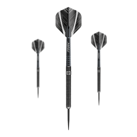 Ocelové šipky Winmau Blackout Variant 1 Auf dem Bild sind drei schwarze Steeldarts mit silbernen Akzenten zu sehen. Die Darts sind in einer Reihe mit einem Dart in der Mitte und jeweils einem Dart links und rechts angeordnet.