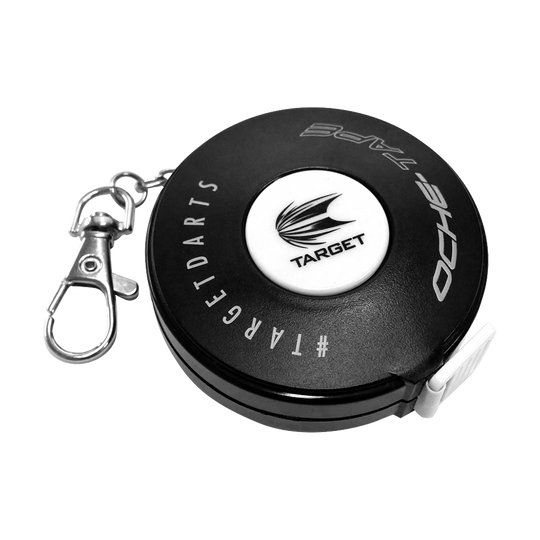 128810_Target_Oche-Tape_Abstandsmesser_Massband_1 Das Bild zeigt ein schwarzes Maßband mit dem Namen "Target Oche-Tape Abstandsmesser". Es hat einen Karabinerhaken und ein rundes Design mit dem Target-Logo in der Mitte.