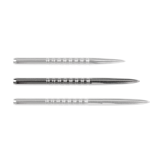 57782_Bulls_GP3_Steeldartspitzen_Silber_38mm_1DClZcxAb5VhsE Das Bild zeigt drei silberne Steeldartspitzen des Produkts "Bulls GP3". Sie sind gerade angeordnet und haben Rillen für besseren Halt.