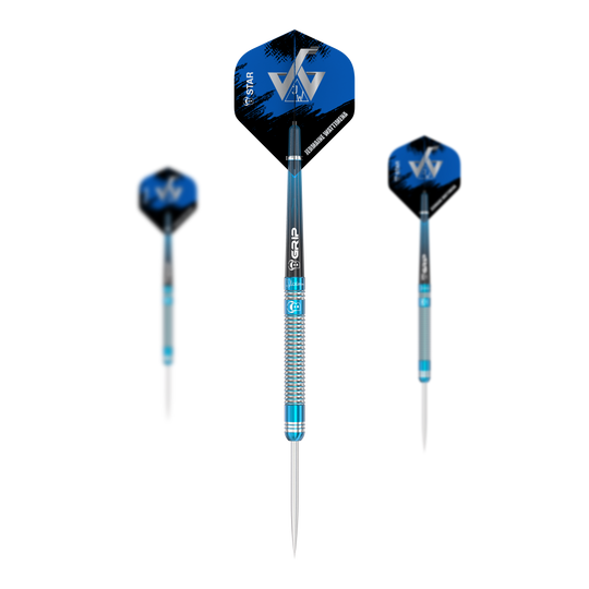 Ocelové šipky Bulls Jermaine Wattimena Generation 3 Das Bild zeigt drei Steeldarts des Modells "Bulls Jermaine Wattimena Generation 3". Die Darts haben blaue Flights mit weißen Initialen und silber-blau gestreifte Schäfte.