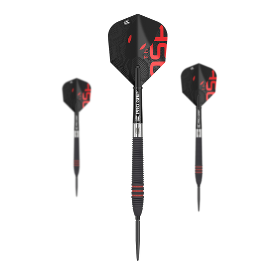 Šipky Target Nathan Aspinall černé, švýcarské, ocelové Das Bild zeigt drei schwarze Steeldarts mit roten Akzenten und der Aufschrift "Pro Grip" auf dem Schaft. Die Flights sind ebenfalls schwarz mit roten Details und geometrischem Design.