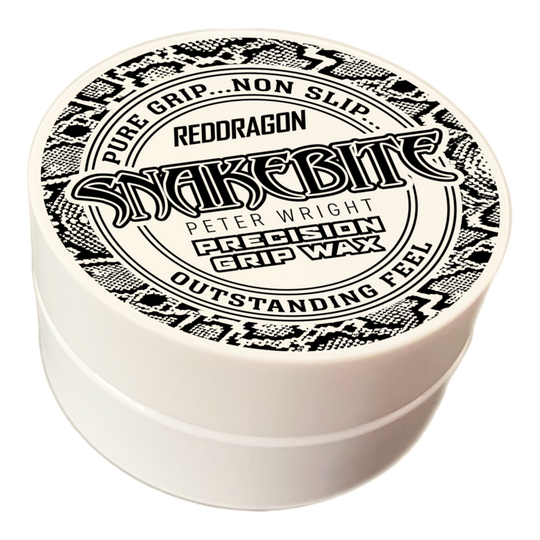 Das Bild zeigt eine runde Dose mit der Aufschrift "Red Dragon Peter Wright Snakebite Precision Grip Wax". Die Verpackung ist weiß mit einem schwarz-weißen Schlangenmuster und betont den festen, griffsicheren Halt.