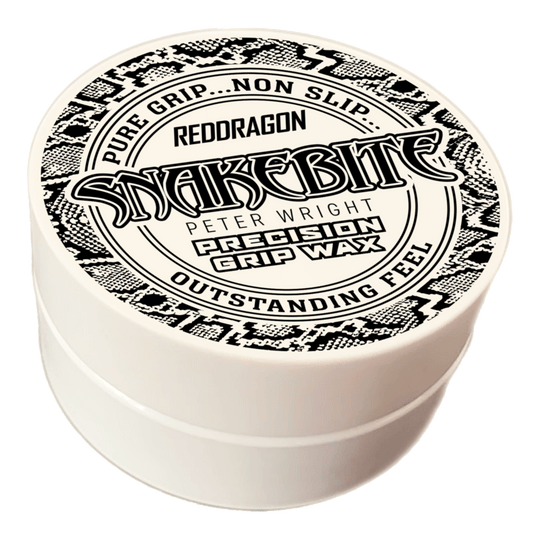 Vosk na prsty Red Dragon Peter Wright Snakebite Precision Grip Wax Das Bild zeigt eine runde Dose mit der Aufschrift "Red Dragon Peter Wright Snakebite Precision Grip Wax". Die Verpackung ist weiß mit einem schwarz-weißen Schlangenmuster und betont den festen, griffsicheren Halt.