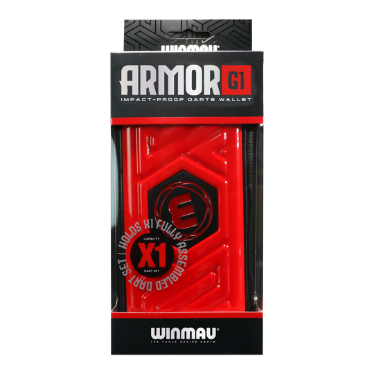 Das Bild zeigt eine rote Winmau Armor G1 Darttasche in ihrer Verpackung. Auf der Verpackung steht, dass sie ein vollständig montiertes Dart-Set aufnehmen kann.