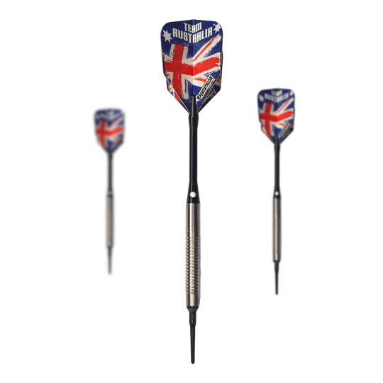 Měkké šipky McDart 85 Tungsten V8 - 18,5 g Auf dem Bild sind drei Softdarts des Modells "McDart 85er Tungsten V8" mit einem Gewicht von 18,5g zu sehen. Die Flights zeigen das Design der australischen Flagge mit der Aufschrift "Team Australia".