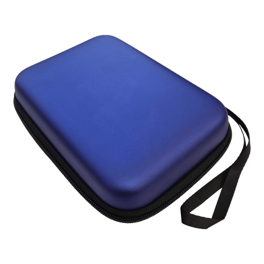 Das Bild zeigt ein blaues Dartcase in metallischer Optik. Es handelt sich wahrscheinlich um das Modell DC02 von McDart.