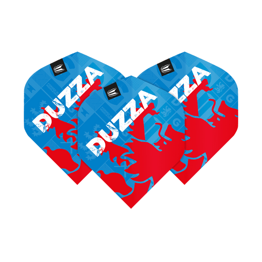 TG7_335730_Target_ProUltra_Glen_Durrant_No2_Standard_Flights_1LLDHvPnZGtvq8 Das Bild zeigt drei Dart-Flights mit dem Namen "DUZZA" in weißer Schrift. Die Flights sind überwiegend blau und rot gestaltet und tragen das Logo von Target.