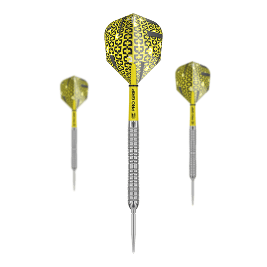 Ocelové šipky Target Bolide 04 Swiss Point Das Bild zeigt drei Steeldarts des Modells "Target Bolide 04 Swiss Point" mit gelb-schwarzen Flights. Die Darts haben einen silbernen, geriffelten Schaft und gelbe "Pro Grip" Stiele.
