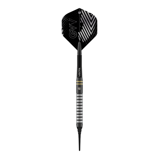 Winmau Gian Van Veen TS měkké šipky - 18g Winmau Gian Van Veen TS Softdarts mit 18g werden aus der Nähe gezeigt. Ein einzelner Dartpfeil liegt im Fokus des Bildes.