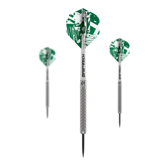 Šipky GOAT Fairway V1 z wolframové oceli Das Bild zeigt drei GOAT Fairway V1 Tungsten Steeldarts mit grünen und weißen Flights. Die Darts haben silberne Griffe mit strukturiertem Muster und schwarzer Spitze.