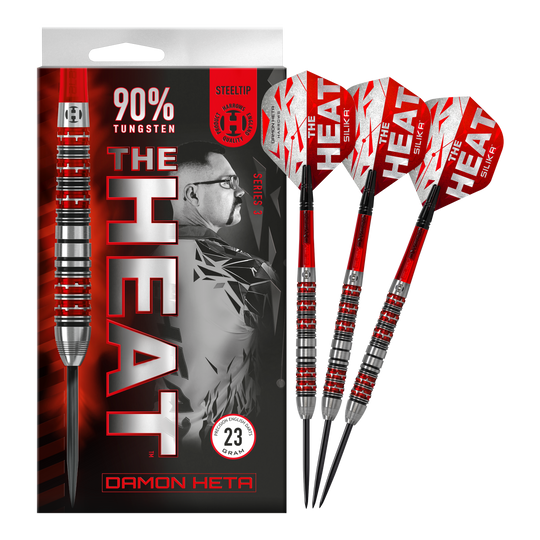 Die Abbildung zeigt die Steeldarts "Harrows Damon Heta Series 3" mit auffälligem roten und silbernen Design. Auf der Verpackung steht, dass die Darts aus 90% Tungsten bestehen und 23 Gramm wiegen.