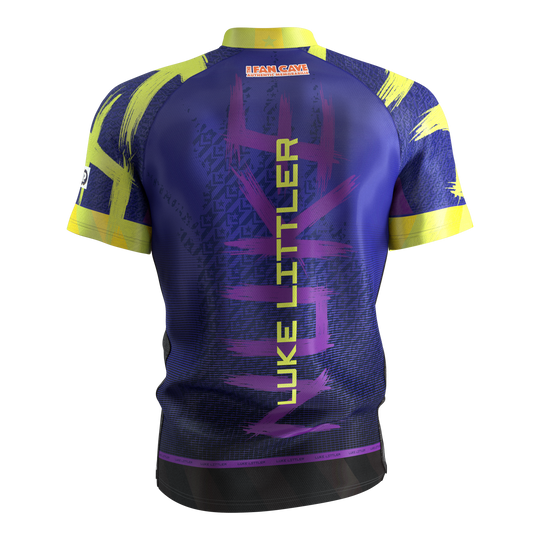 Target Luke Littler Dartshirt 2026 ist auf diesem Bild zu sehen. Es handelt sich um ein Dartshirt mit modernem Design.