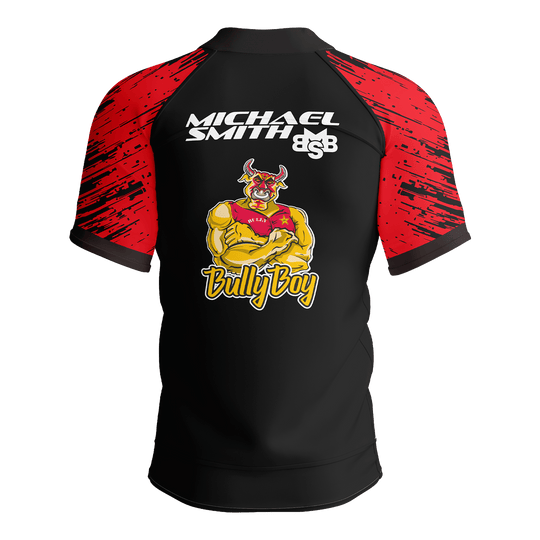 Polokošile Shot Michael Smith s červenými pruhy a logem Das Bild zeigt das Shot Michael Smith Red Strip Polo Dartshirt. Dieses Dartshirt ist speziell für Fans von Michael Smith entworfen.
