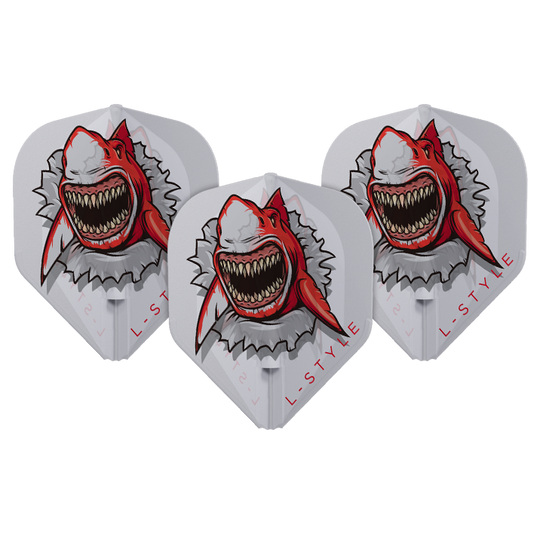 Auf dem Bild sind drei weiße Dart-Flights mit einem auffälligen roten Haifisch-Design zu sehen. Am Rand steht der Markenname "L-Style".