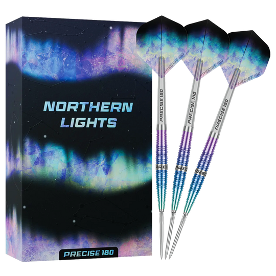 Přesné ocelové šipky Northern Lights 180 Hier sind die Precise 180 Northern Lights Steeldarts vollständig zu sehen. Die Darts liegen nebeneinander und zeigen ihre detailreiche Gestaltung.