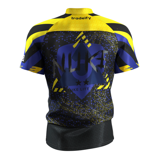 Tričko Target Luke Littler s motivem šipky 2027 Das Bild zeigt das Target Luke Littler Dartshirt 2027. Es ist ein spezielles Dartshirt, entworfen für Luke Littler.
