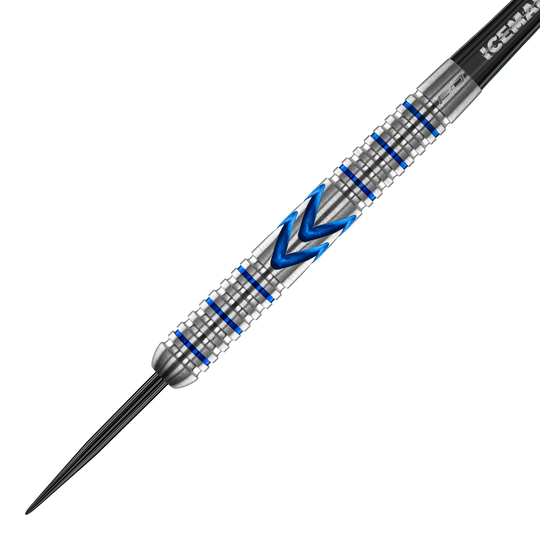 Ocelové šipky Red Dragon Gerwyn Price Iceman Midnight Edition Das Bild zeigt einen Steeldart mit silberner Oberfläche und blauen Akzenten. In der Mitte befindet sich ein markantes blaues Muster in Pfeilform.