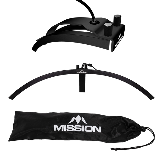 Skládací LED osvětlení terče Mission Torus 100 Das Bild zeigt die faltbare LED Dartboard Beleuchtung "Mission Torus 100". Abgebildet sind das Beleuchtungselement, ein Bogen und eine schwarze Transporttasche mit dem Mission-Logo.