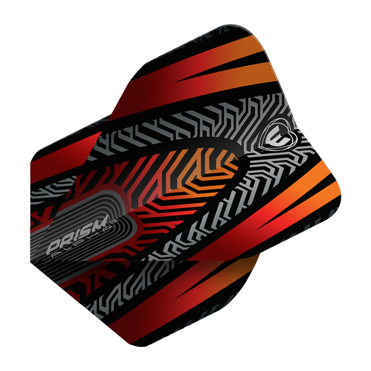 Das Bild zeigt ein Dartflight des Modells "Winmau Prism Alpha Schwarz Orange No2 Standard Flights". Das Flight hat ein auffälliges Design in Schwarz, Orange und Rot mit geometrischen Mustern.
