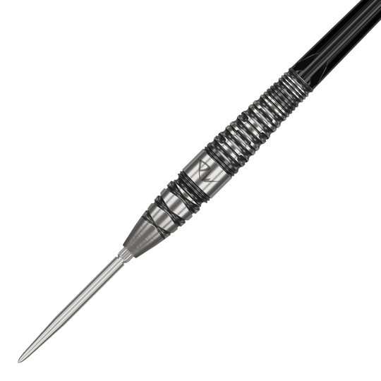 Das Bild zeigt einen Target Japan Black Marque PW 2 SP Steeldart. Der Dartpfeil hat ein silbernes und schwarzes, geriffeltes Design für besseren Halt.