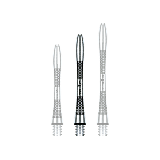 7013-401_Winmau_Triad_Aluminium_Shafts_Schwarz_41mm_1ne2osdBZLxjYH Auf dem Bild sind drei unterschiedlich lange Aluminium-Dartschäfte zu sehen. Sie sind silberfarben mit schwarzen Rillen und haben ein modernes, geriffeltes Design.