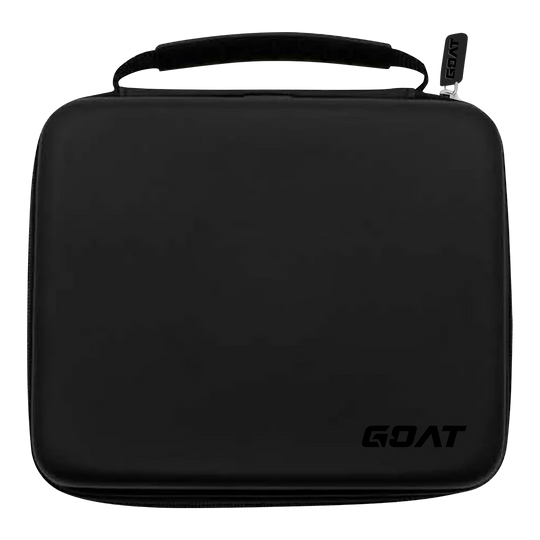 Das Bild zeigt ein schwarzes, rechteckiges Etui mit einem Henkel oben. In der unteren rechten Ecke befindet sich das Logo „GOAT“.