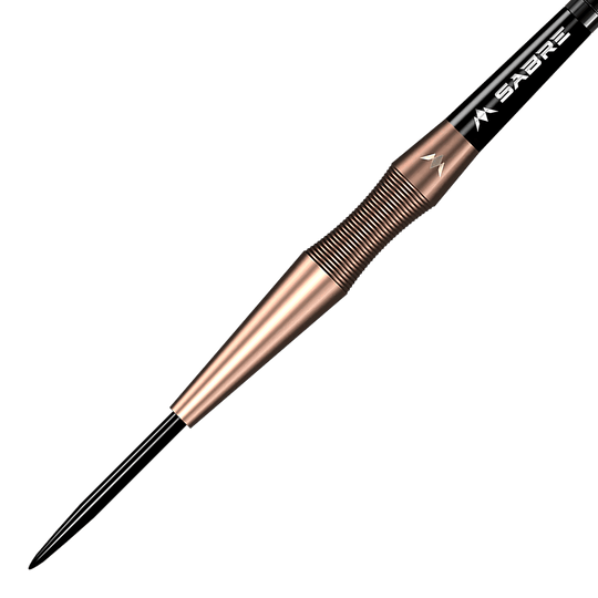 Auf dem Bild ist ein Mission Connor Scutt Sniper Steeldart zu sehen. Der Dartpfeil hat eine metallisch glänzende Spitze und einen griffigen, gerillten Schaft.