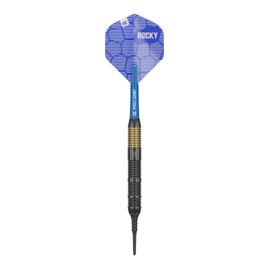 Šipky Target Josh Rock Brass měkké - 18g Das Bild zeigt einen Target Josh Rock Brass Softdart mit einem Gewicht von 18g. Der Dart hat eine blaue Flight mit der Aufschrift "ROCKY" und einen messingfarbenen Griffbereich.