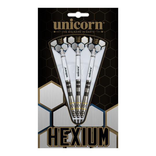 Ocelové šipky Unicorn Hexium Style 01 Černé a zlaté Unicorn Hexium Style 01 Black & Gold Steeldarts sind auf diesem Bild abgebildet. Die Abbildung zeigt die schwarzen und goldenen Steeldarts in Nahaufnahme.