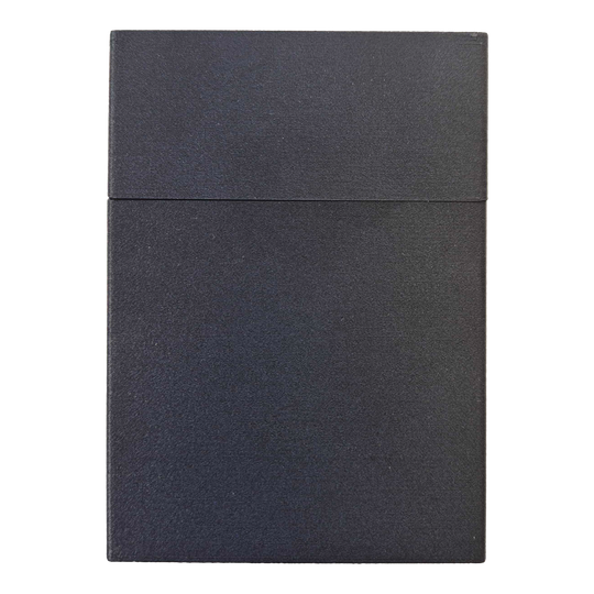 Pouzdro na šipky Smoke 180 s vlastním designem - černé Das Smoke 180 Dartcase in Schwarz mit individuellem Muster ist zu sehen. Das Case wirkt robust und rechteckig.