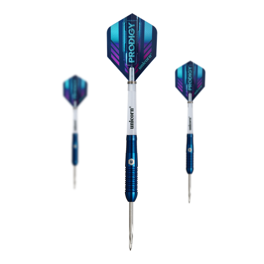 Šipky Unicorn Prodigy 02 Torpedo steel Das Bild zeigt drei "Unicorn Prodigy 02 Torpedo Steeldarts" mit blauen Flights und silber-blauen Schäften. Die Pfeile sind scharf und für das Steeldartspiel geeignet.