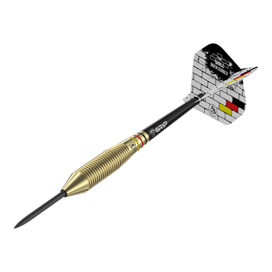 Býci Martin Schindler The Wall Mosazné ocelové šipky Das Bild zeigt einen Steeldart mit messingfarbenem Griff und schwarzem Schaft. Auf dem Flight steht "The Wall Martin Schindler" vor einem gemauerten Hintergrund mit den Farben der deutschen Flagge.