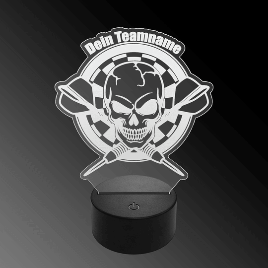 LED plexisklová šipková lampa s vlastním textem Das Bild zeigt eine LED-Lampe mit einem Plexiglas-Aufsatz in Form eines Totenkopfs vor einer Dartscheibe mit zwei gekreuzten Dartpfeilen. Oben steht der Schriftzug "Dein Teamname".