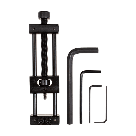 Designa Dart Repointer Black Pro Edition - Výměna hrotů Zu sehen ist der Designa Dart Repointer Black Pro Edition - Spitzenwechsler. Das Gerät ermöglicht das Austauschen von Spitzen an Darts.